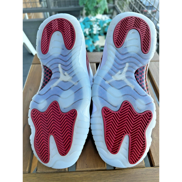 DS Air Jordan 11 Varsity Red Cherry 2022 US Youth Size 6.5 Football performance - Picture 3 of 13